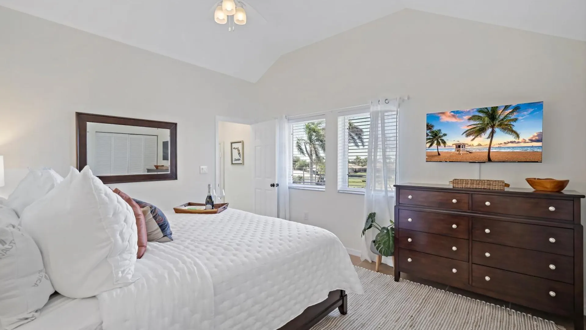 A Splash Of Paradise I Waterfront 3 Bed On
