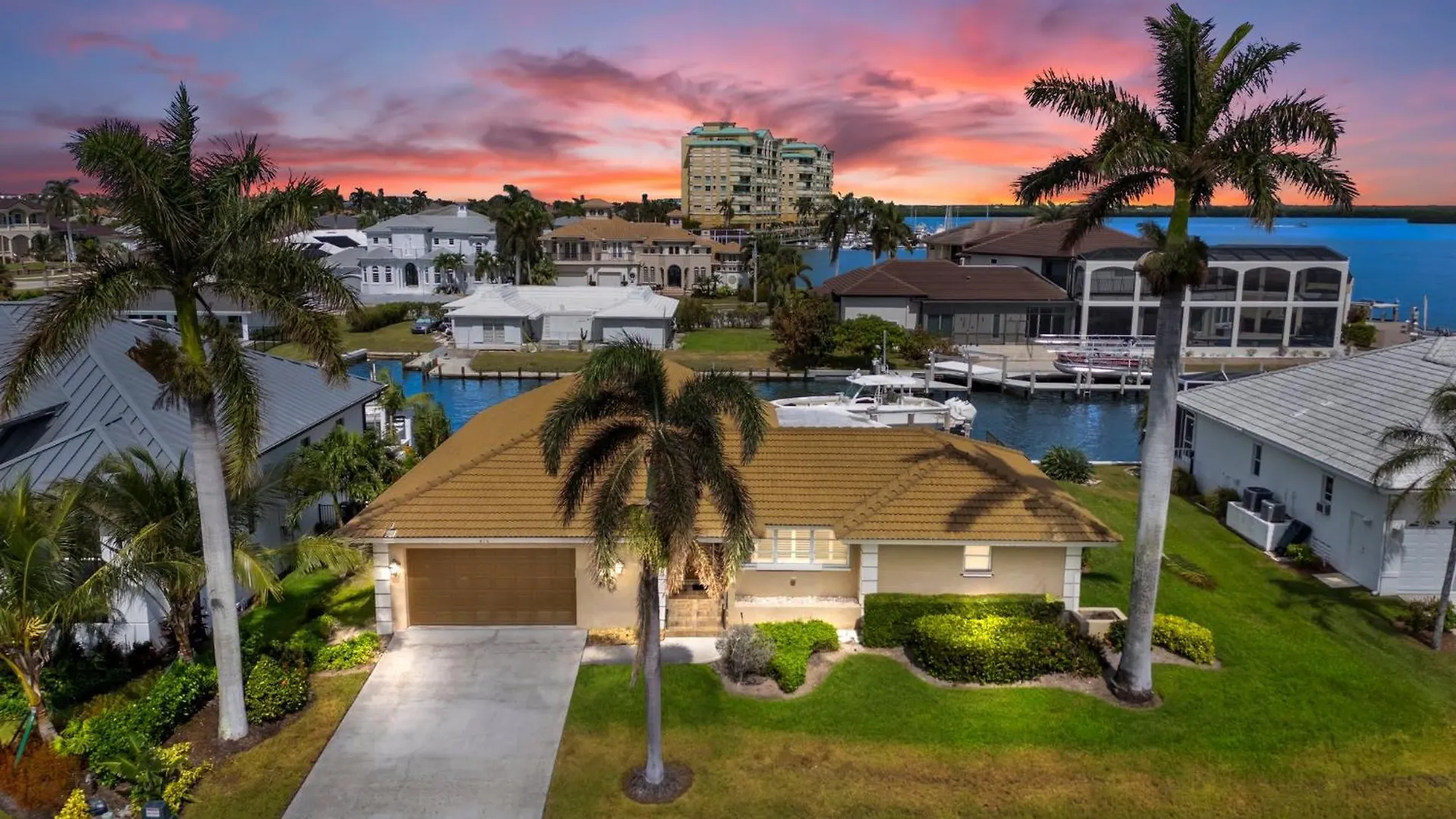 Waterfront Pool House Holiday home *