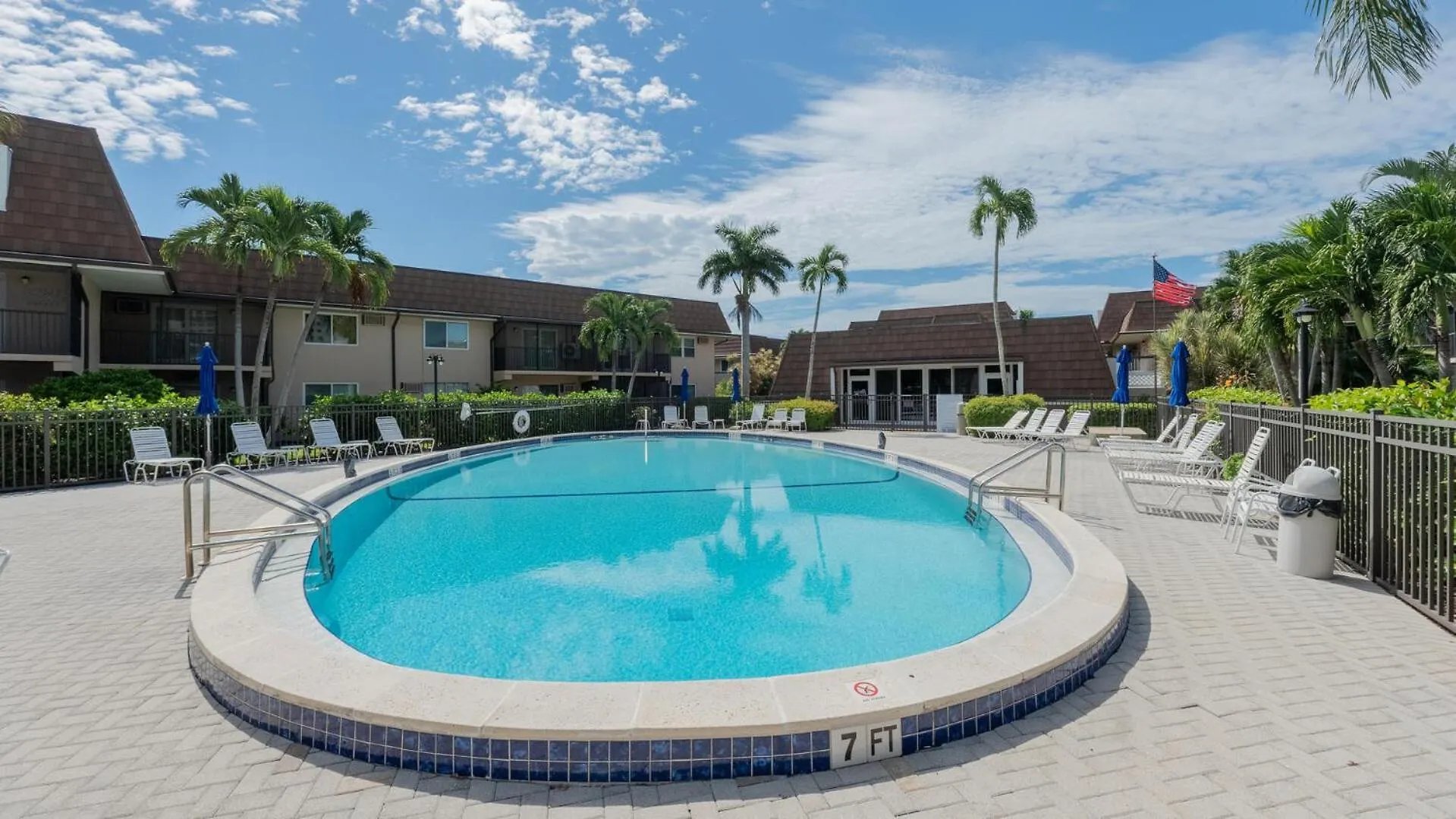 Island Manor G-5 Apartment