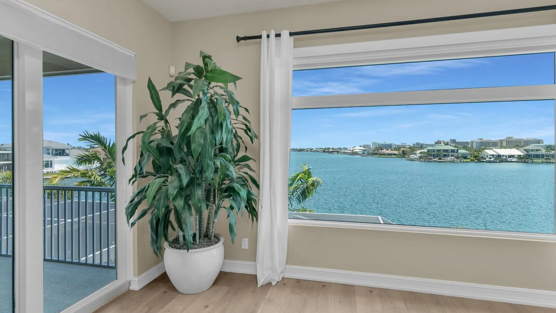 Southern Exposure I Waterfront 5 Bed House I Wide Water Views Of Landmark Bay *