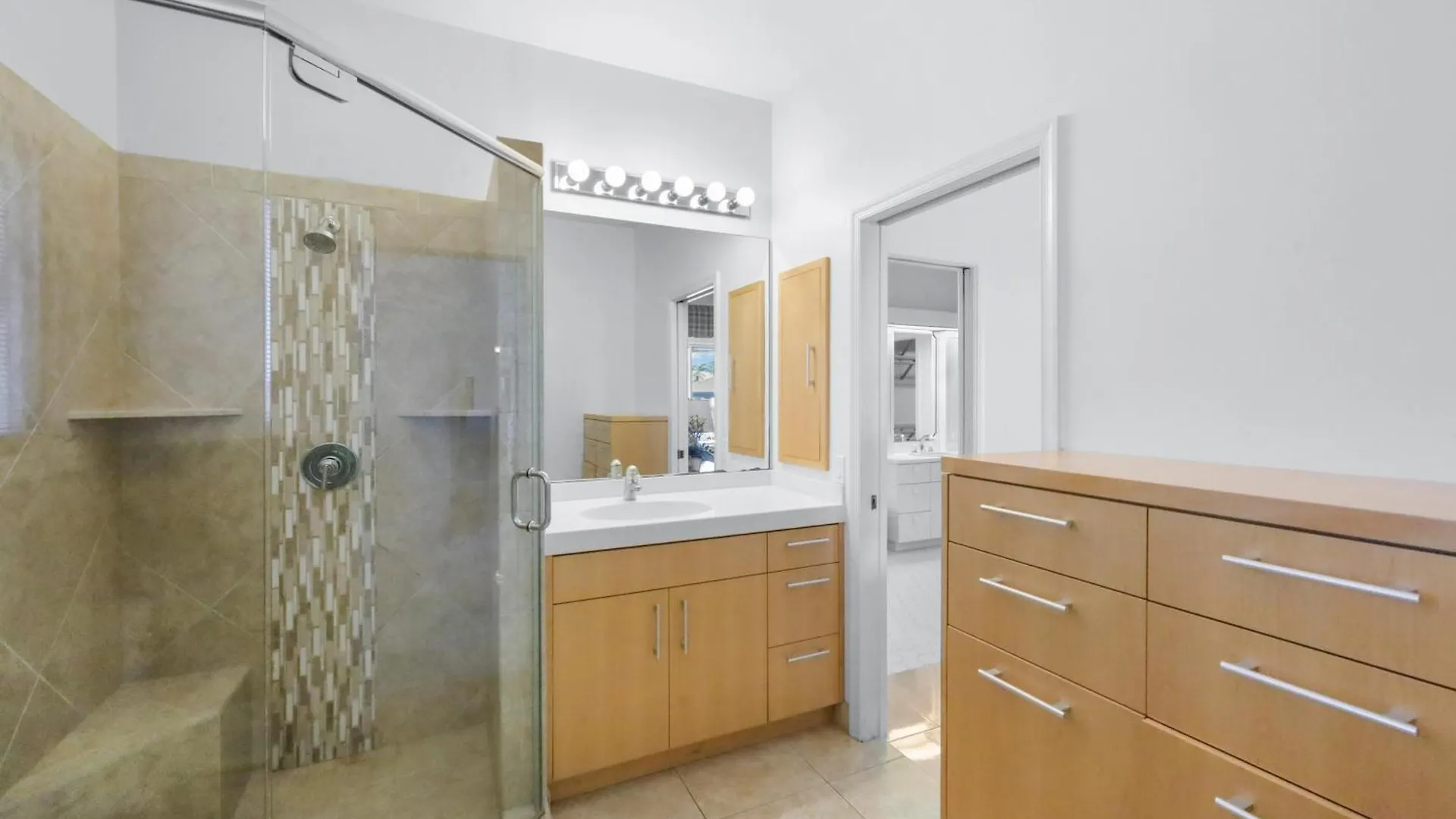 695 Embassy Court Holiday home *