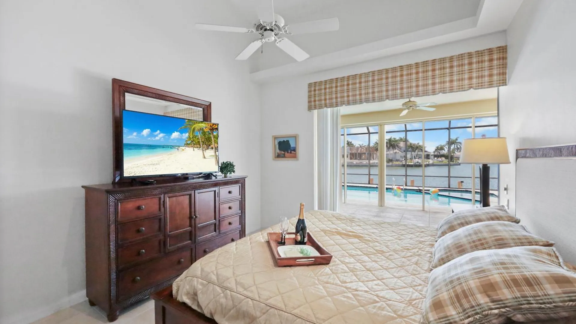695 Embassy Court Holiday home