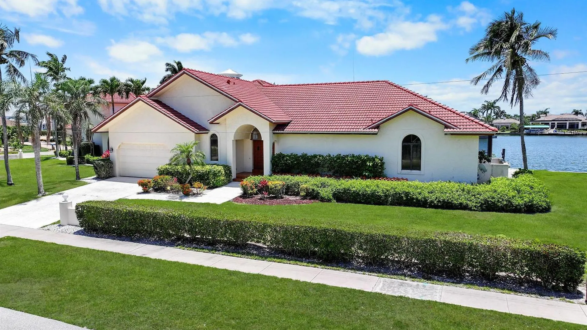 Holiday home 695 Embassy Court *
