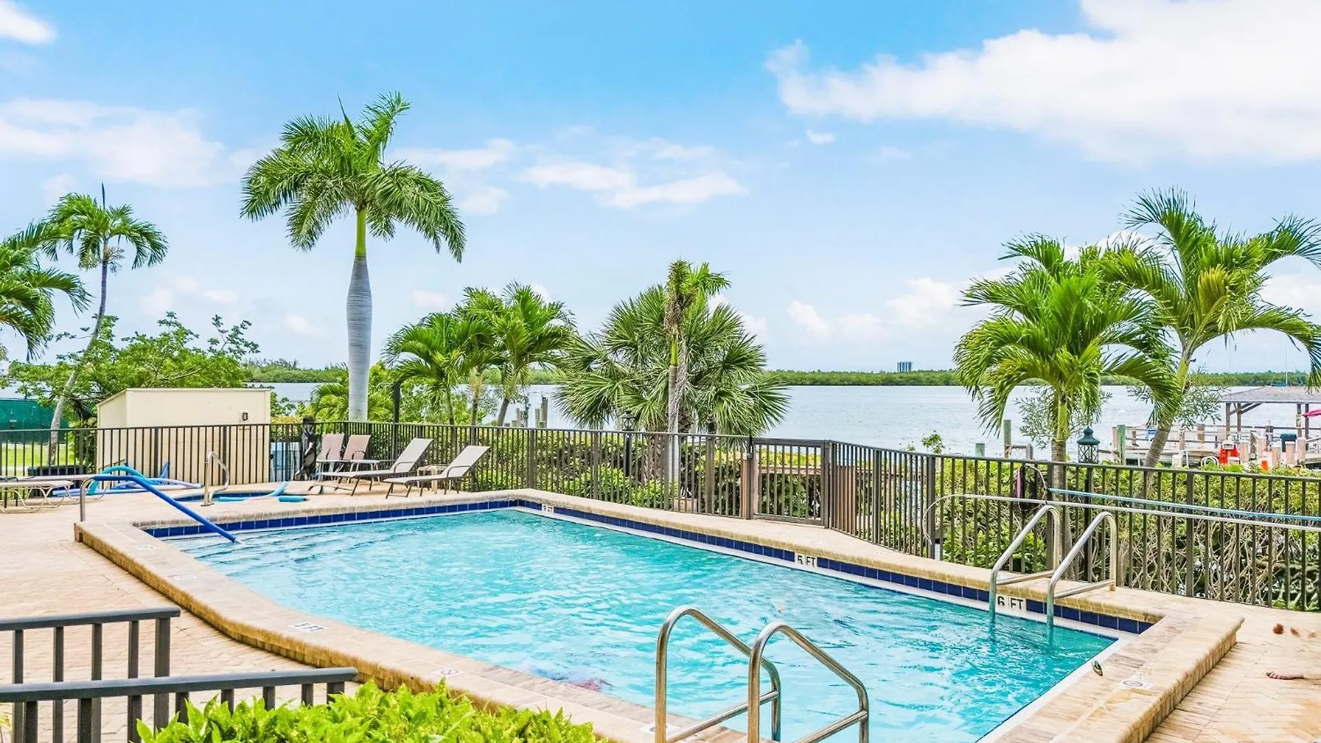 Sunrise Bay Apartment