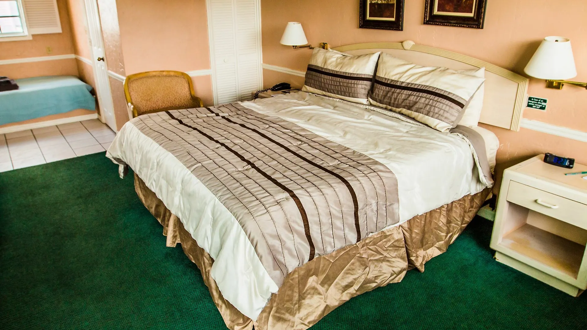 The Boathouse Motel 3*