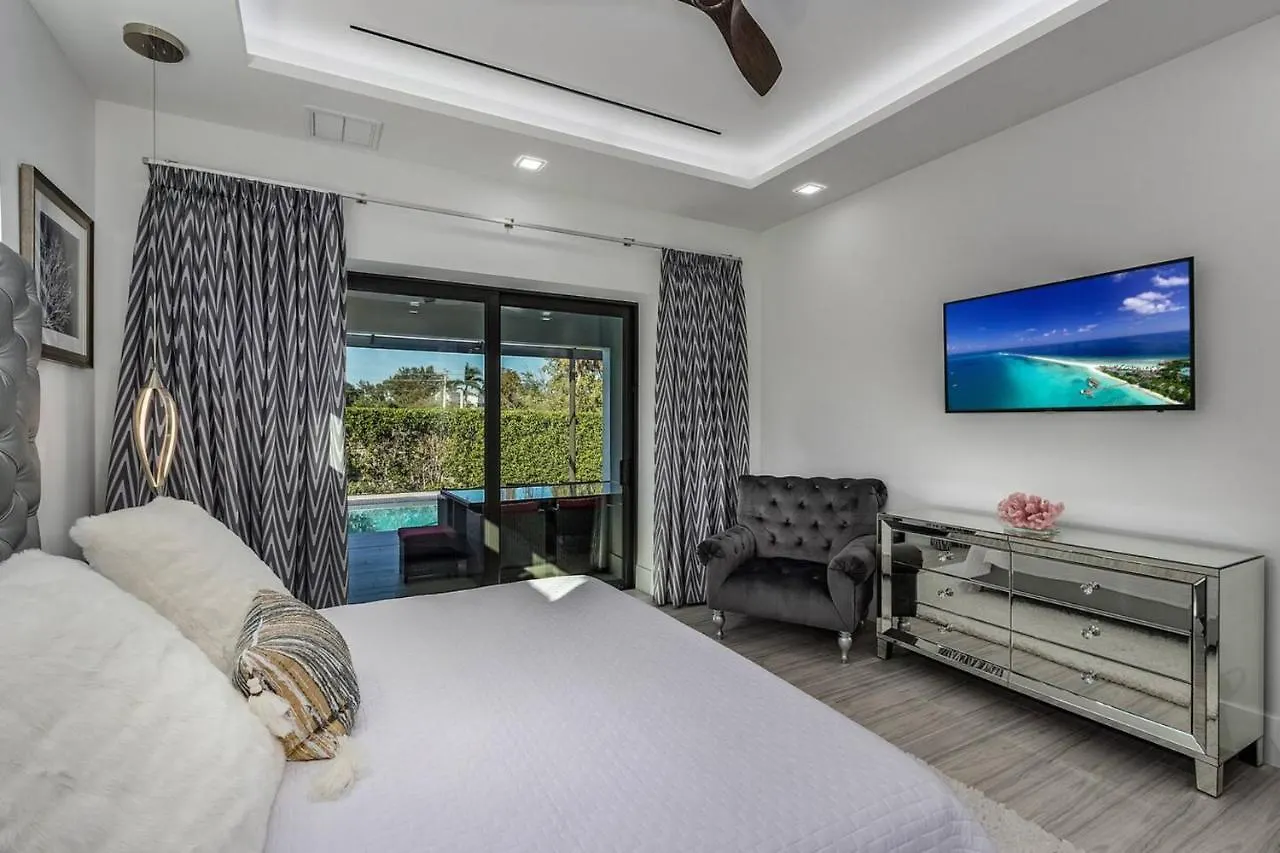 Holiday home 5 Min. Walk-luxurious Modern Pool