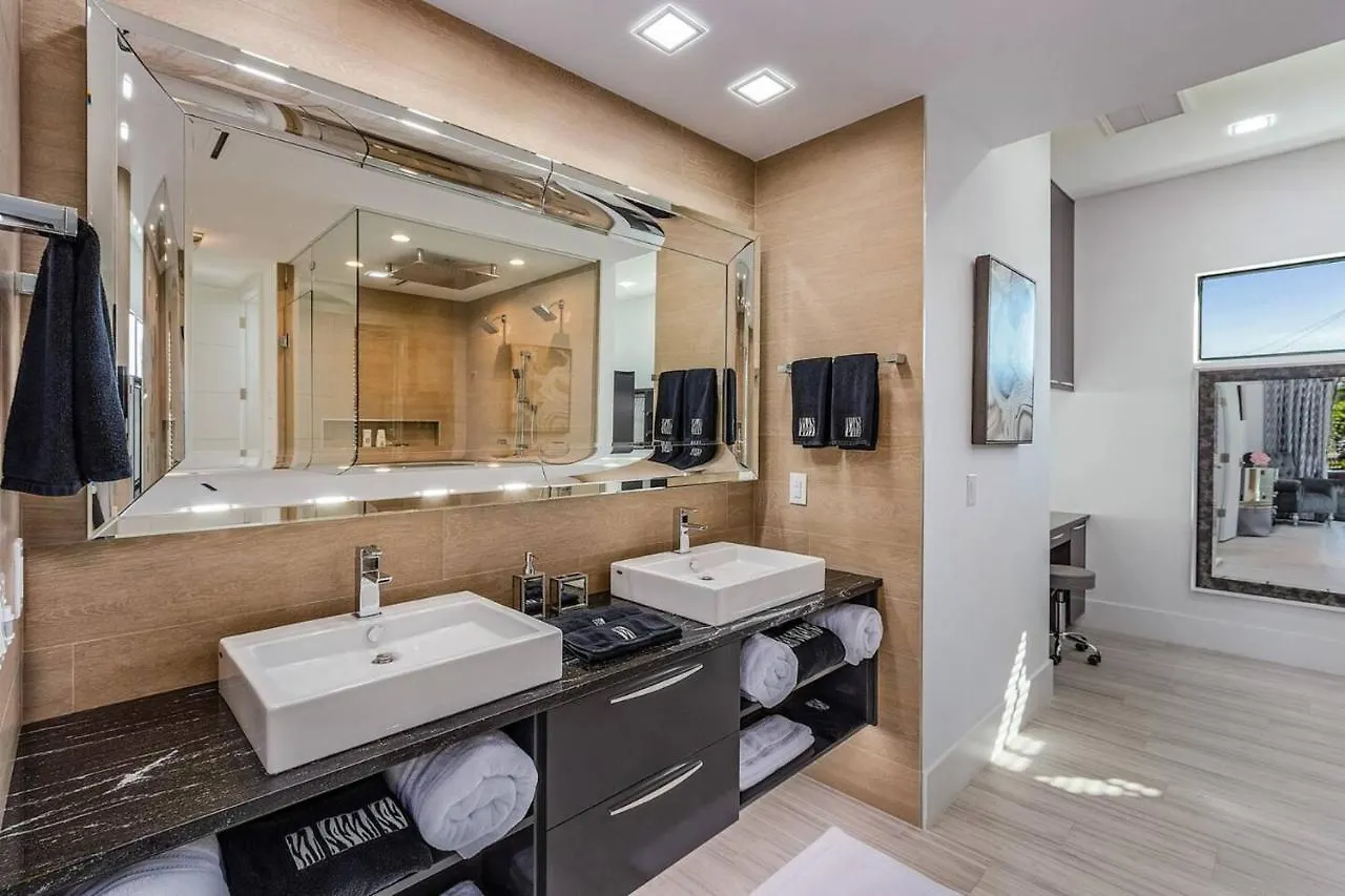 Holiday home 5 Min. Walk-luxurious Modern Pool Marco Island