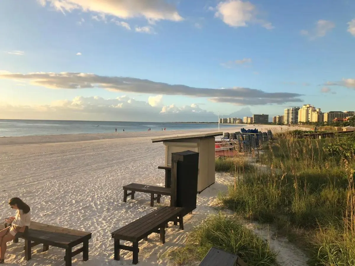 5 Min. Walk-luxurious Modern Pool Holiday home Marco Island