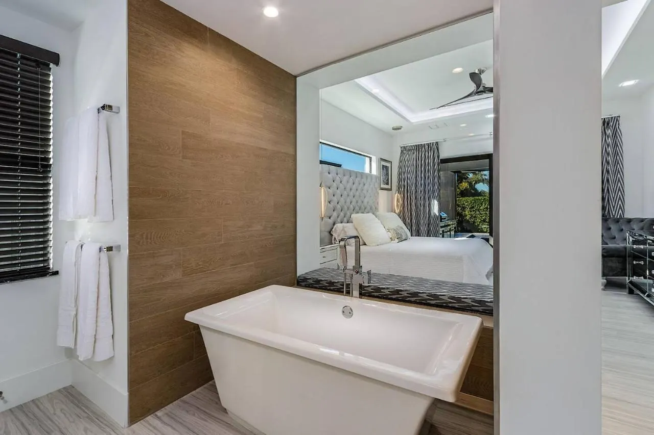 5 Min. Walk-luxurious Modern Pool *