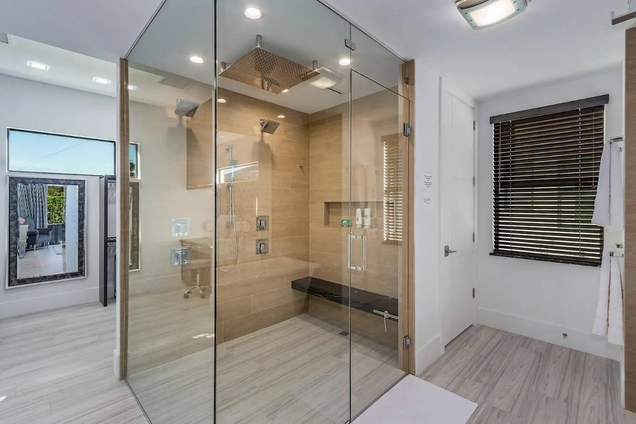 5 Min. Walk-luxurious Modern Pool