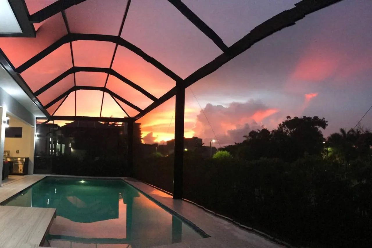 Holiday home 5 Min. Walk-luxurious Modern Pool Marco Island