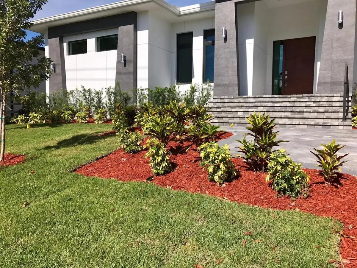 5 Min. Walk-luxurious Modern Pool Holiday home