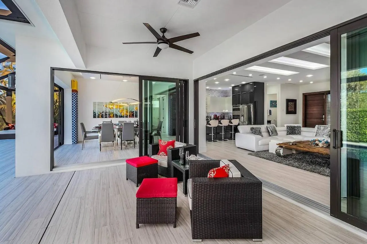 5 Min. Walk-luxurious Modern Pool Holiday home *