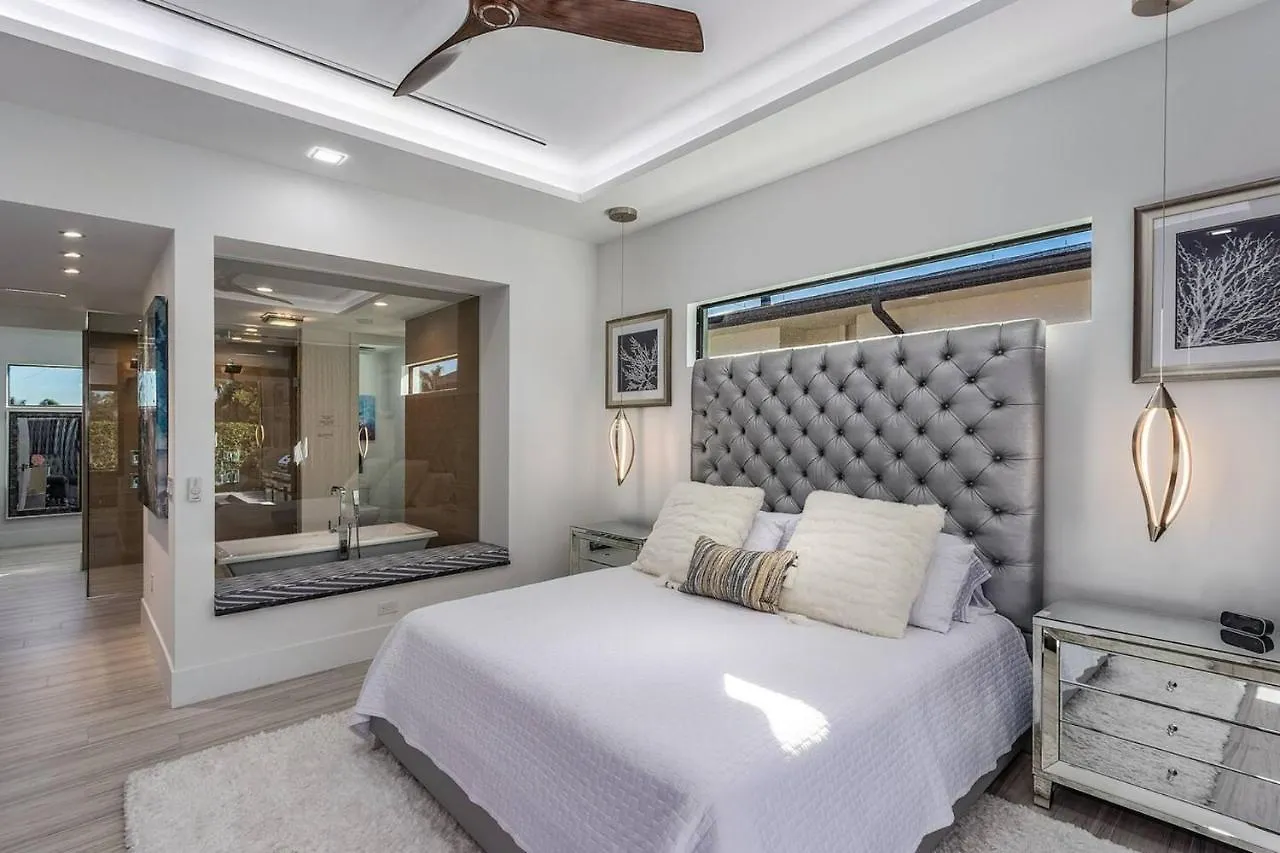 5 Min. Walk-luxurious Modern Pool Holiday home *