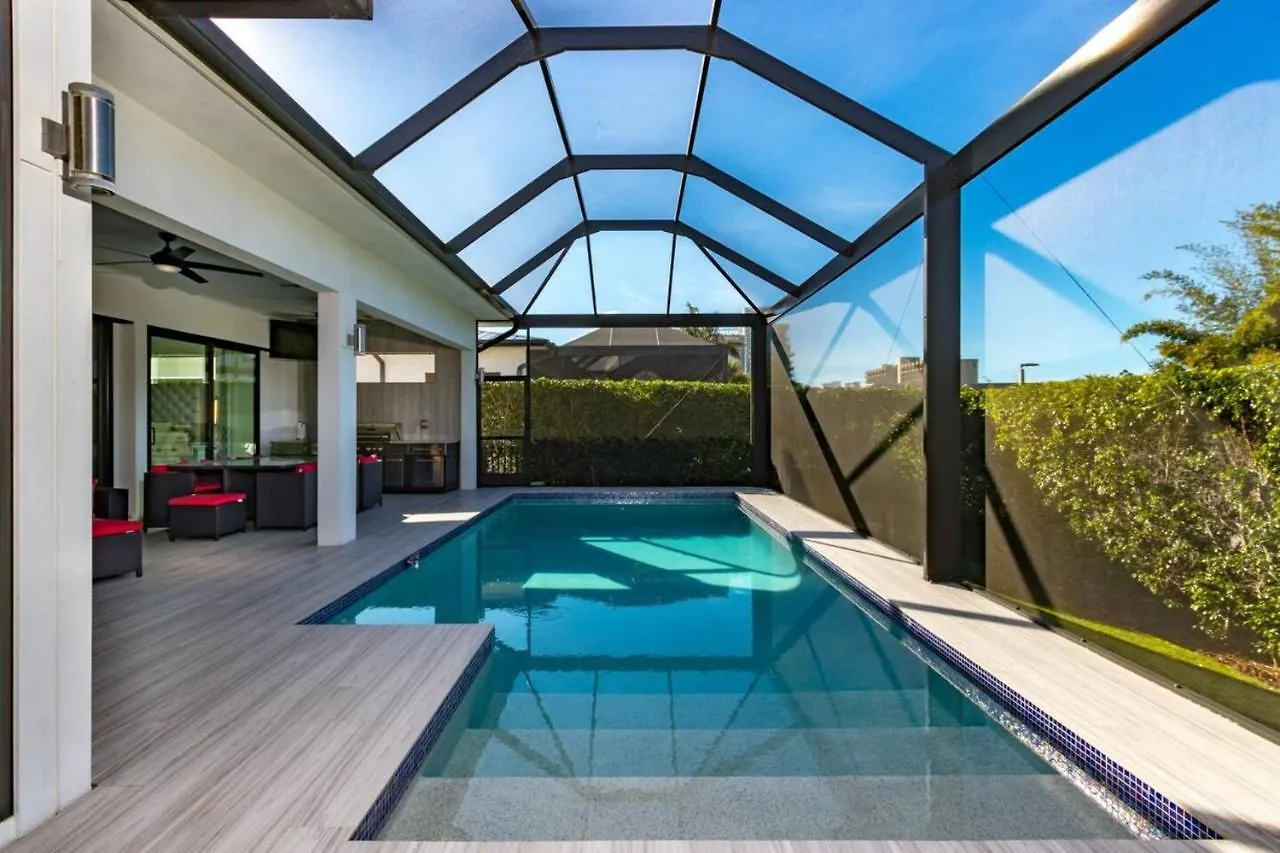 Holiday home 5 Min. Walk-luxurious Modern Pool Marco Island