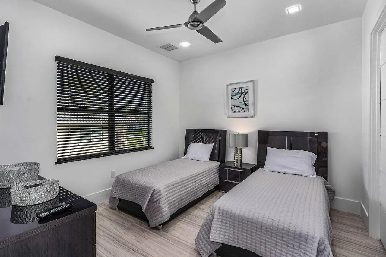 5 Min. Walk-luxurious Modern Pool Holiday home