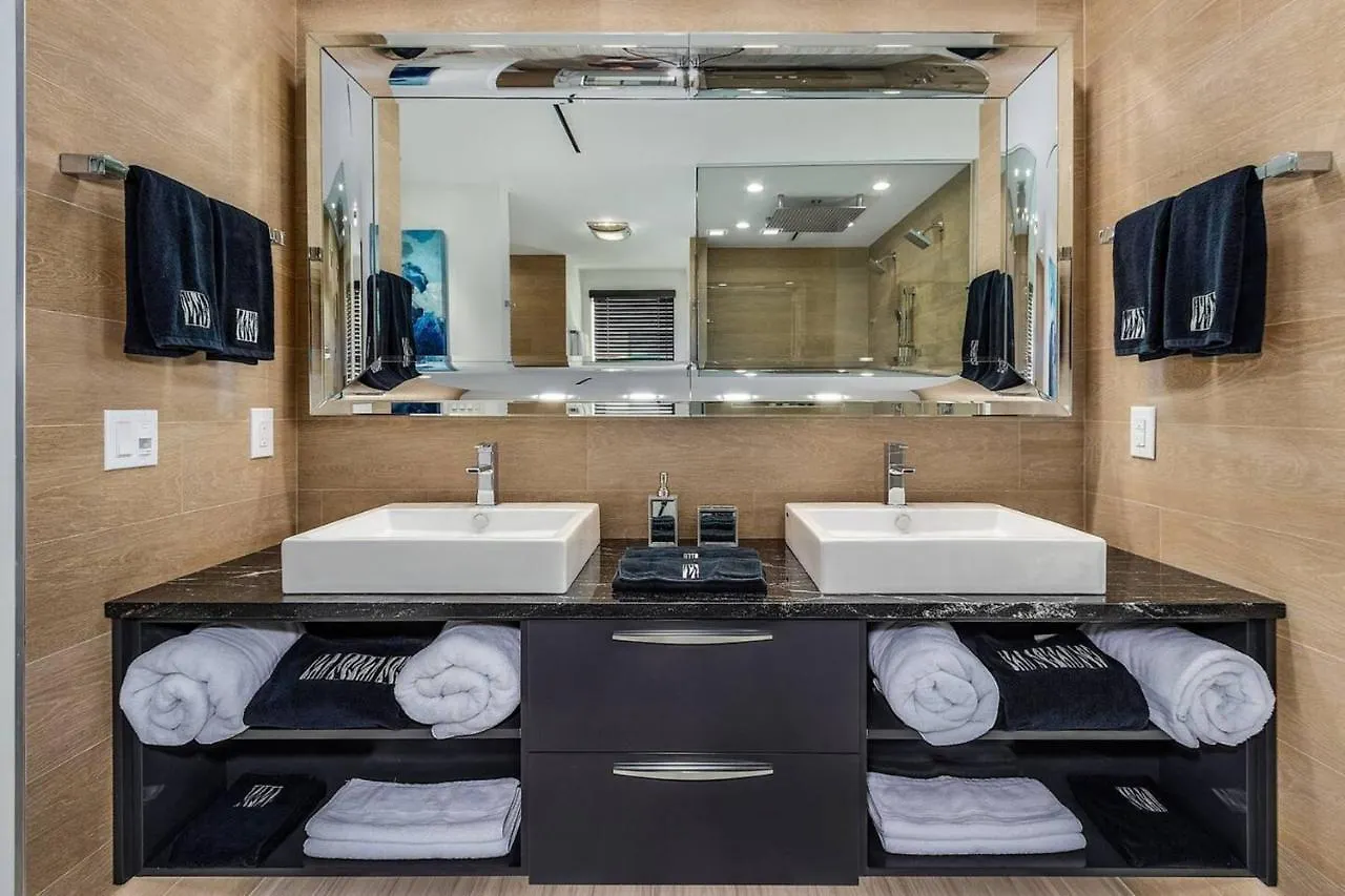 5 Min. Walk-luxurious Modern Pool Holiday home