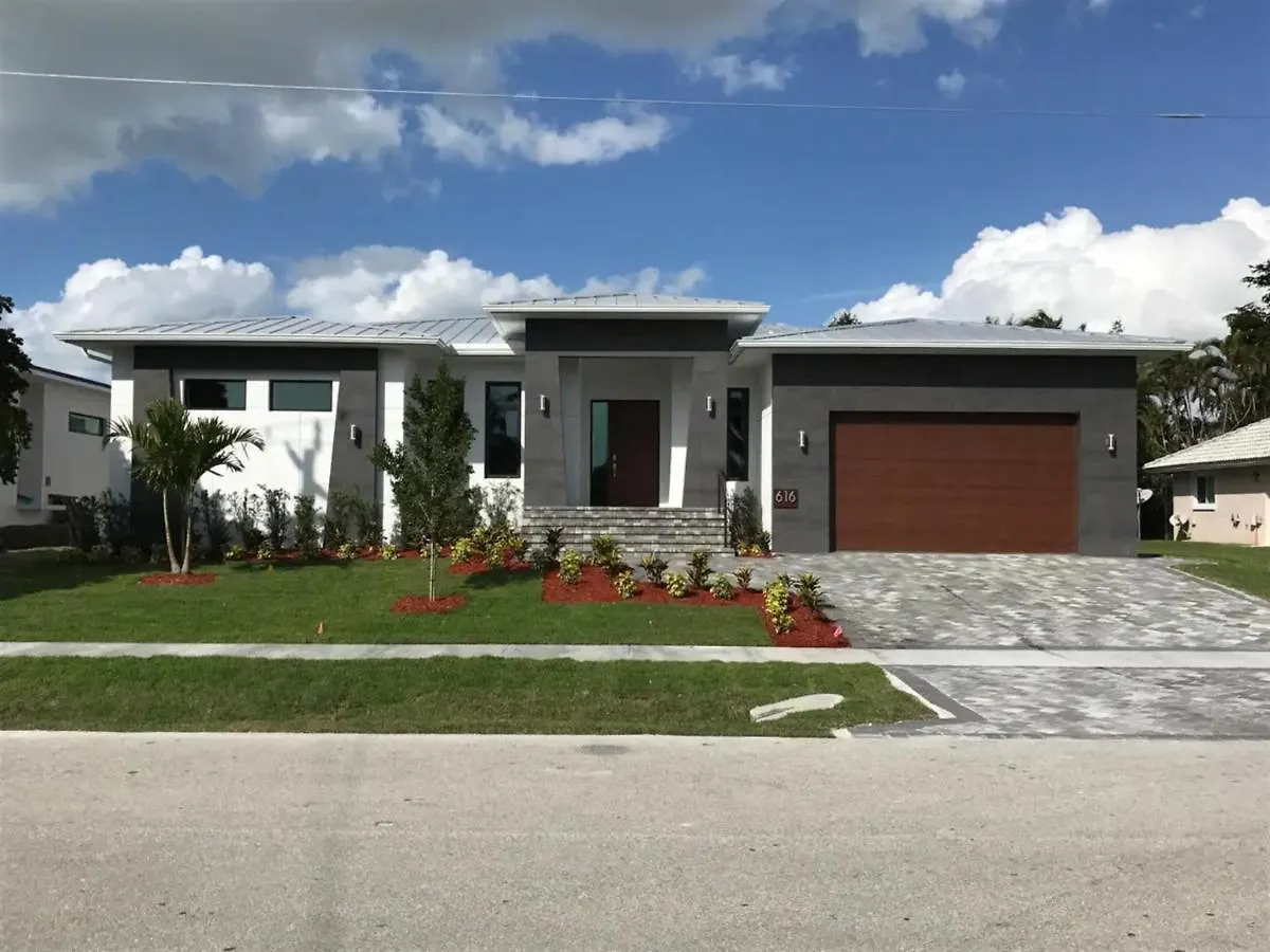 Holiday home 5 Min. Walk-luxurious Modern Pool Marco Island