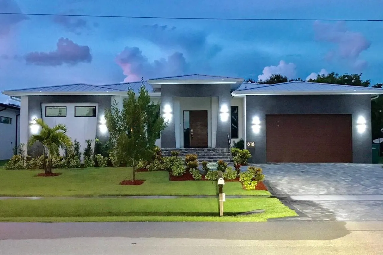 5 Min. Walk-luxurious Modern Pool Holiday home