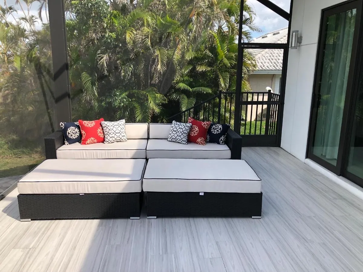 5 Min. Walk-luxurious Modern Pool Holiday home *