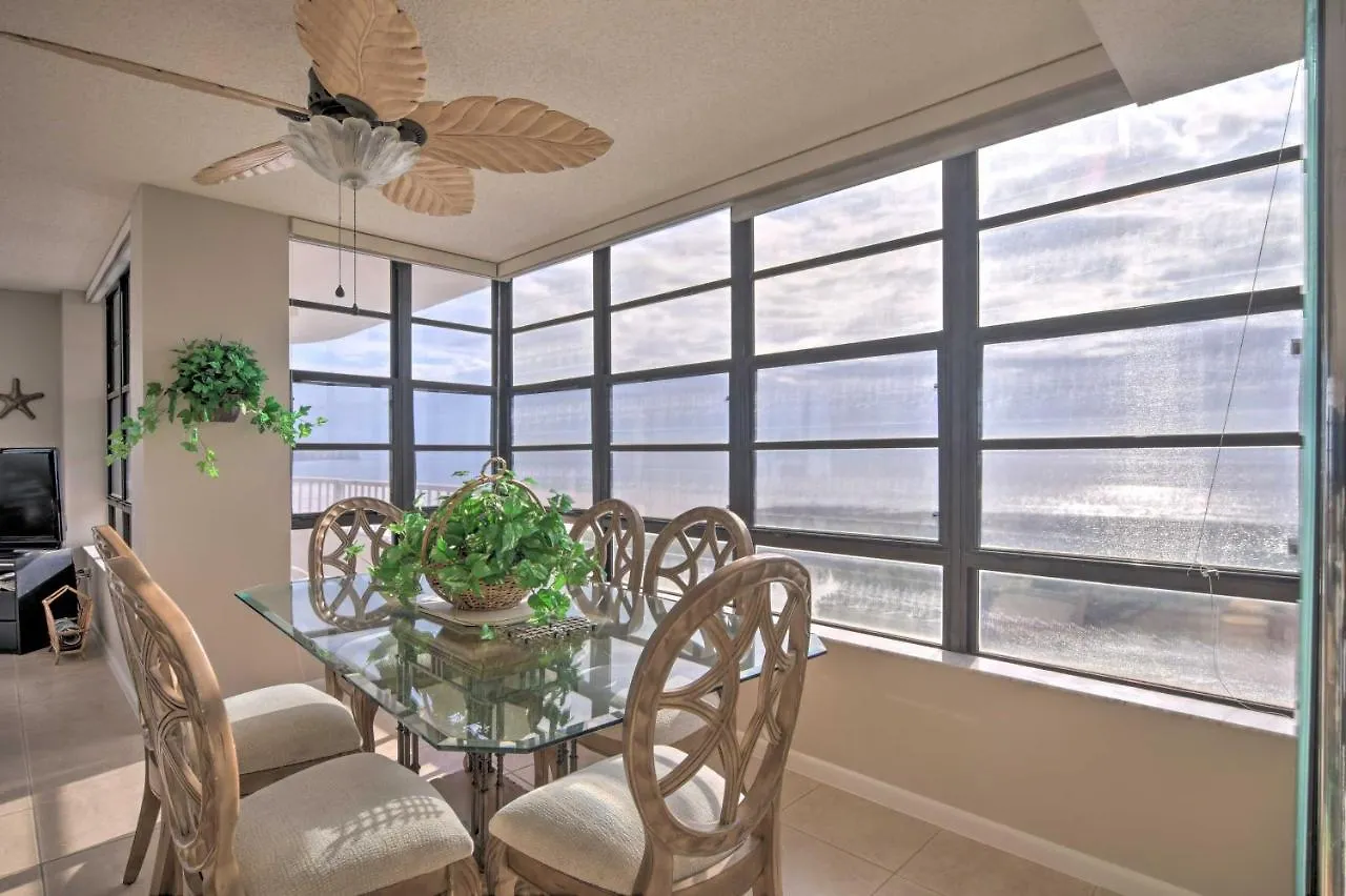 Apartment Beachfront With Pool!