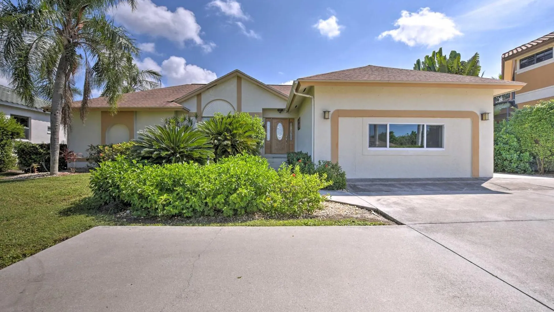 Holiday home Canalfront With Private Saltwater Pool! *