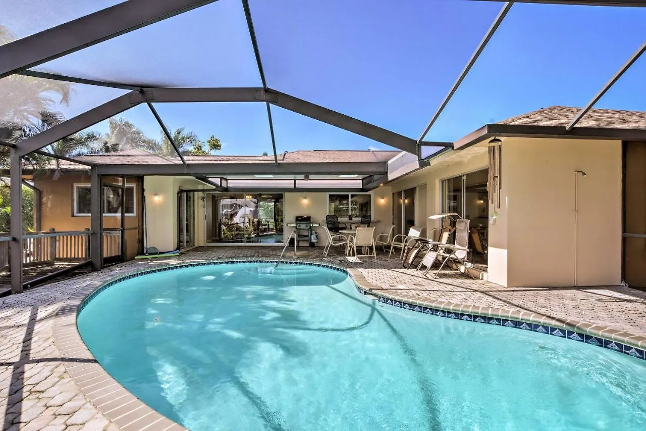Waterfront With Heated Pool And Dock Holiday home