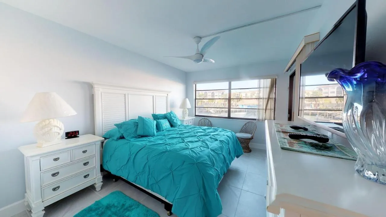 Holiday home Renovated 2 Story 2 Bed 2 Bath Unit With On-site Dolphin Tiki *