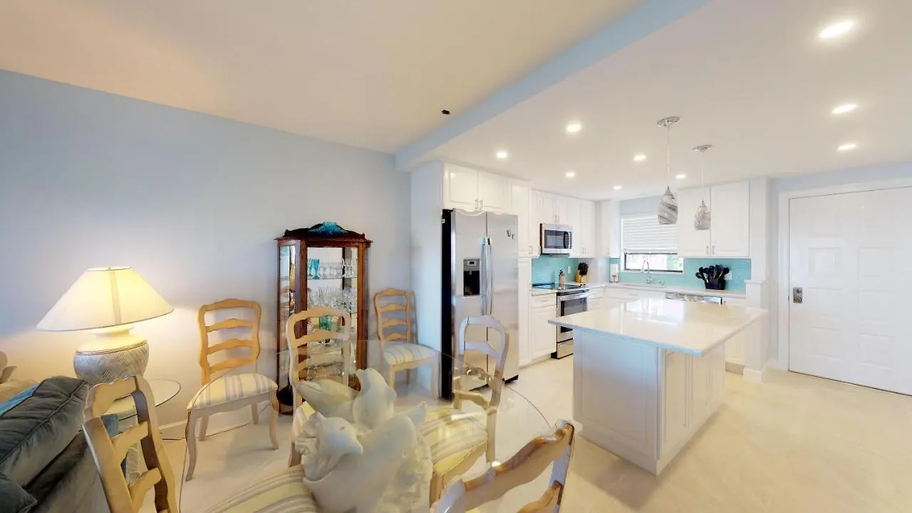 Renovated 2 Story 2 Bed 2 Bath Unit With On-site Dolphin Tiki Holiday home *