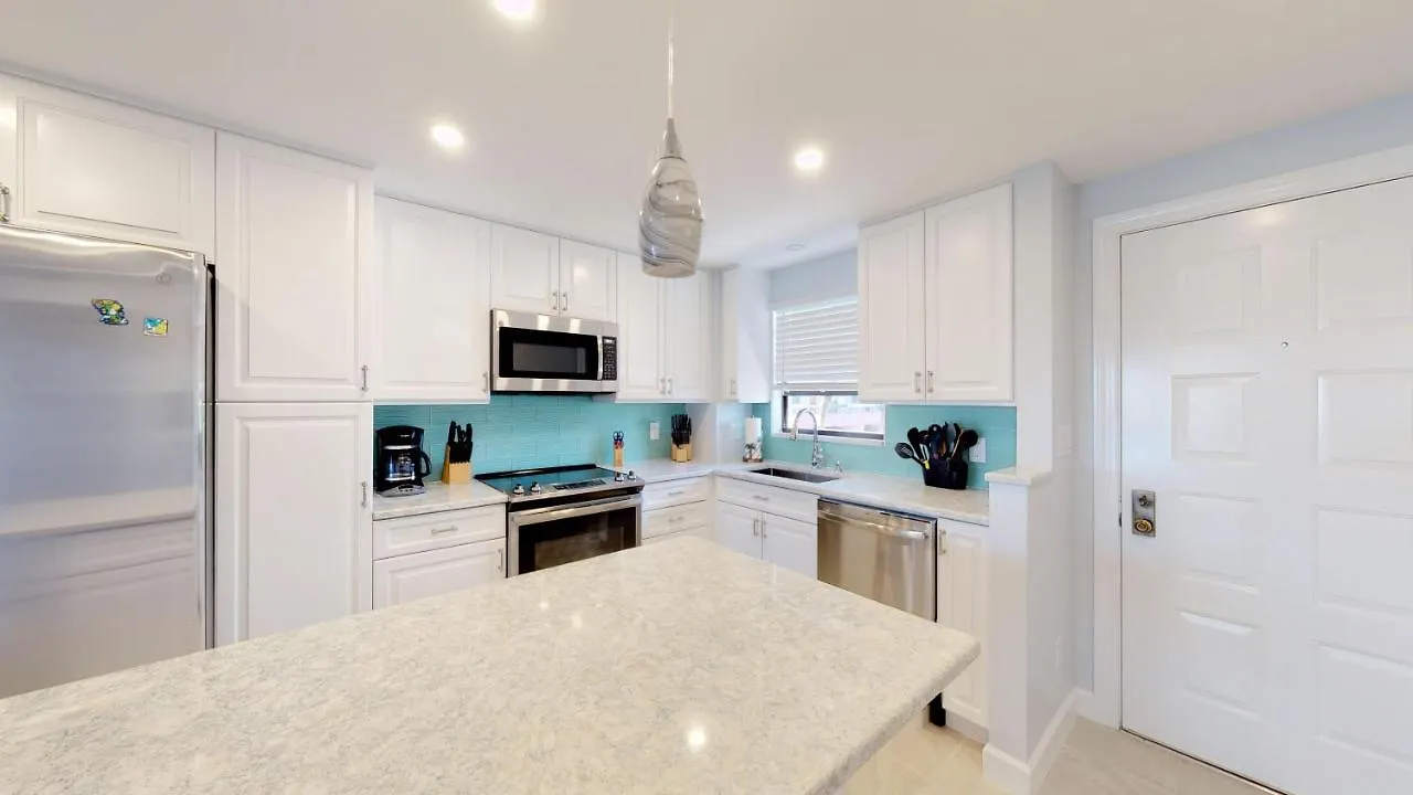 Holiday home Renovated 2 Story 2 Bed 2 Bath Unit With On-site Dolphin Tiki *
