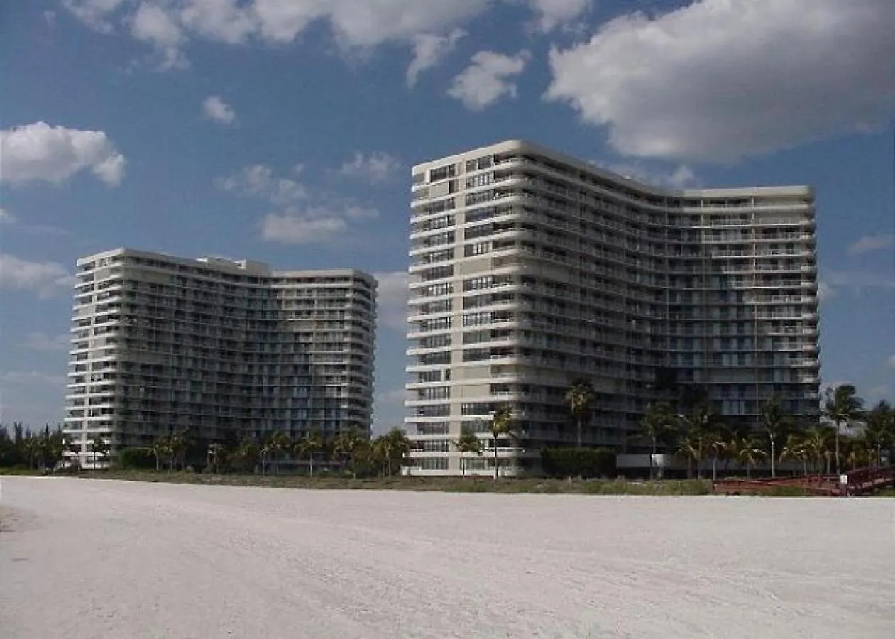 Beachfront 2 Bed 2 Bath Penthouse Holiday home *