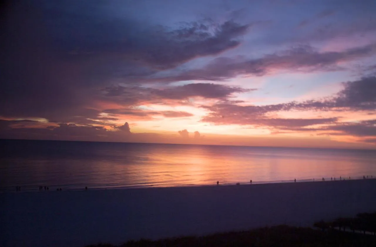 Gorgeous Views That Stretch Forever Right From Your Very Own Private Balcony! Holiday home Marco Island