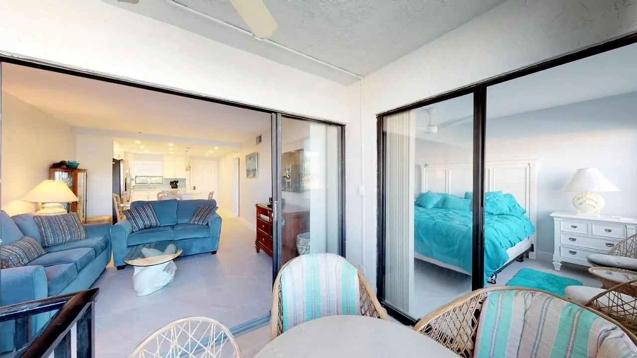Holiday home Renovated 2 Story 2 Bed 2 Bath Unit With On-site Dolphin Tiki *