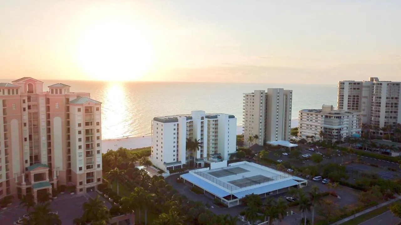 Breathtaking Sunsets @ Beachfront Beauty, On-site Restaurant/tiki Bar Holiday home Marco Island