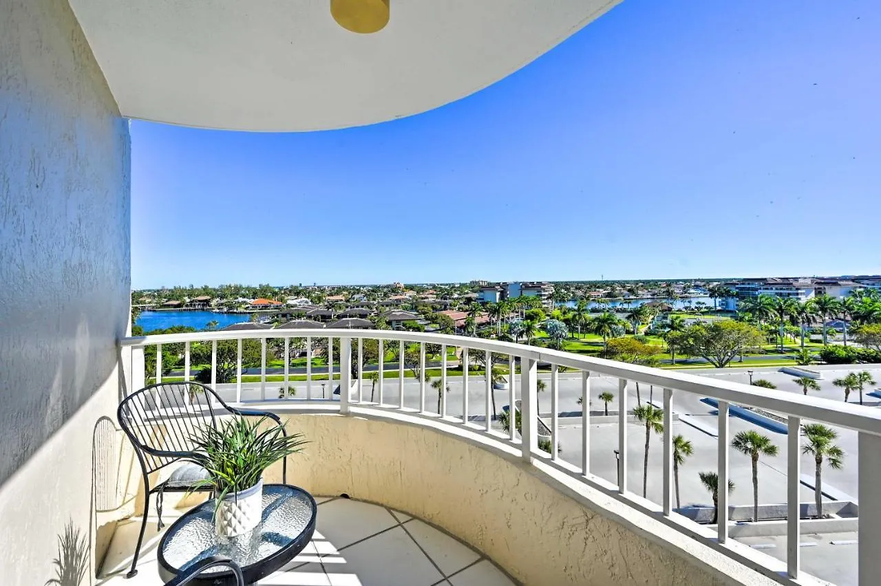 With Balcony And Stunning Ocean Views! アパート マルコ・アイランド