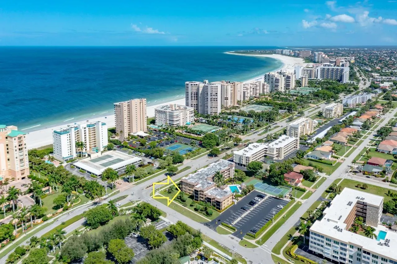 End Unit Steps From Access W/ No Crazy Prices!!! Holiday home Marco Island