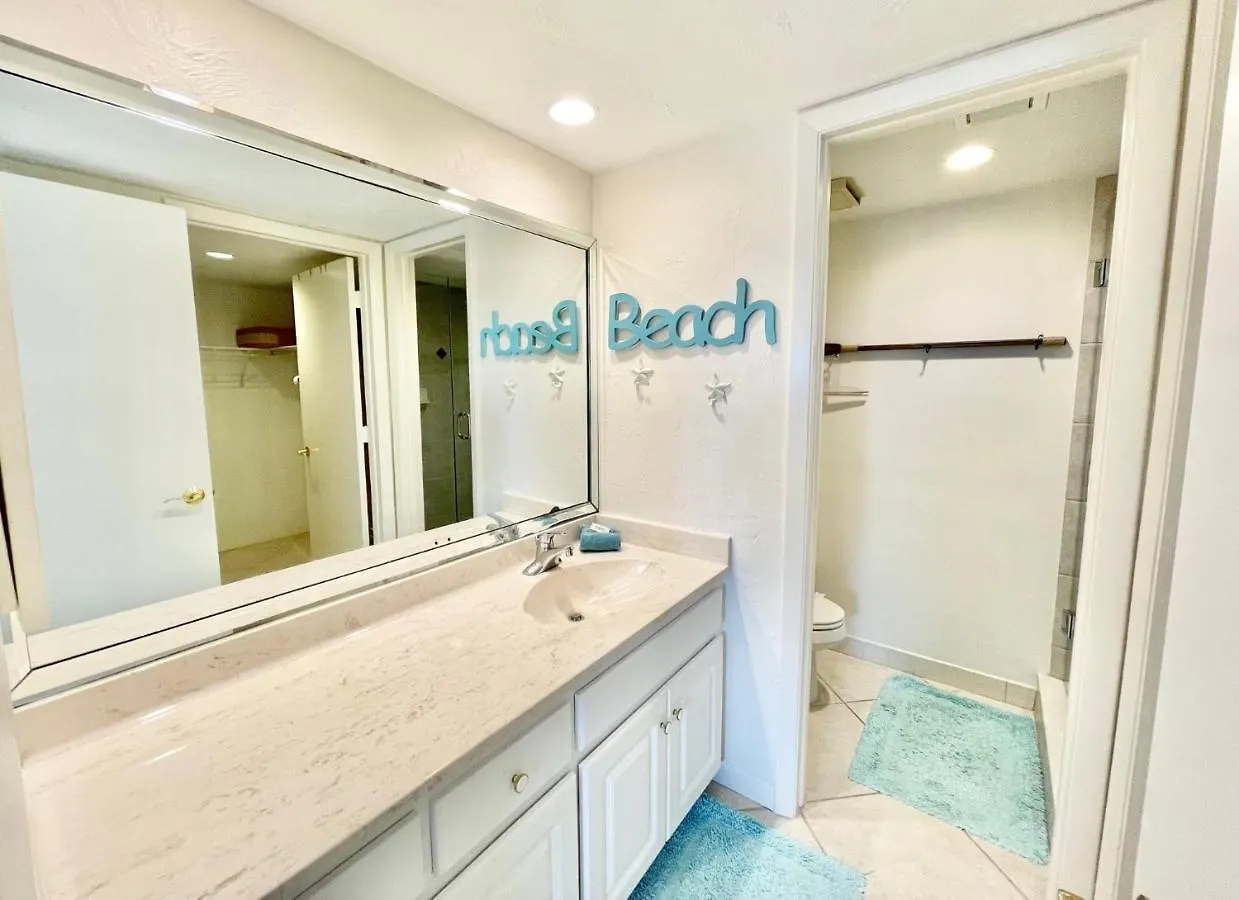 End Unit Steps From Access W/ No Crazy Prices!!! Holiday home Marco Island
