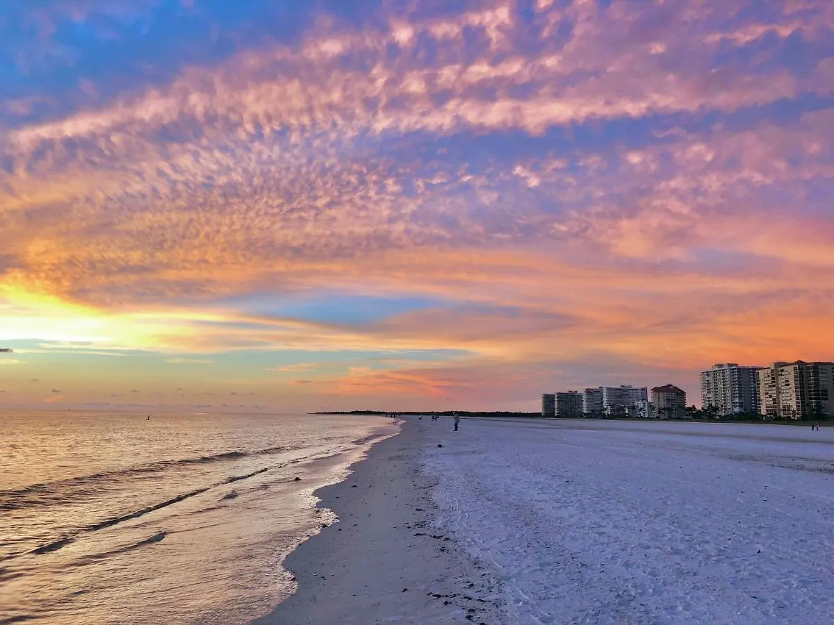 Soft, Sandy Beaches I Long Views From Premiere Over-sized Balcony! Feriehus Marco Island