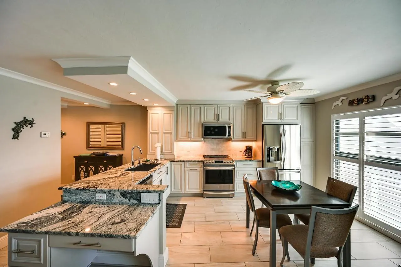 Apartment Coastal With Club Amenities!