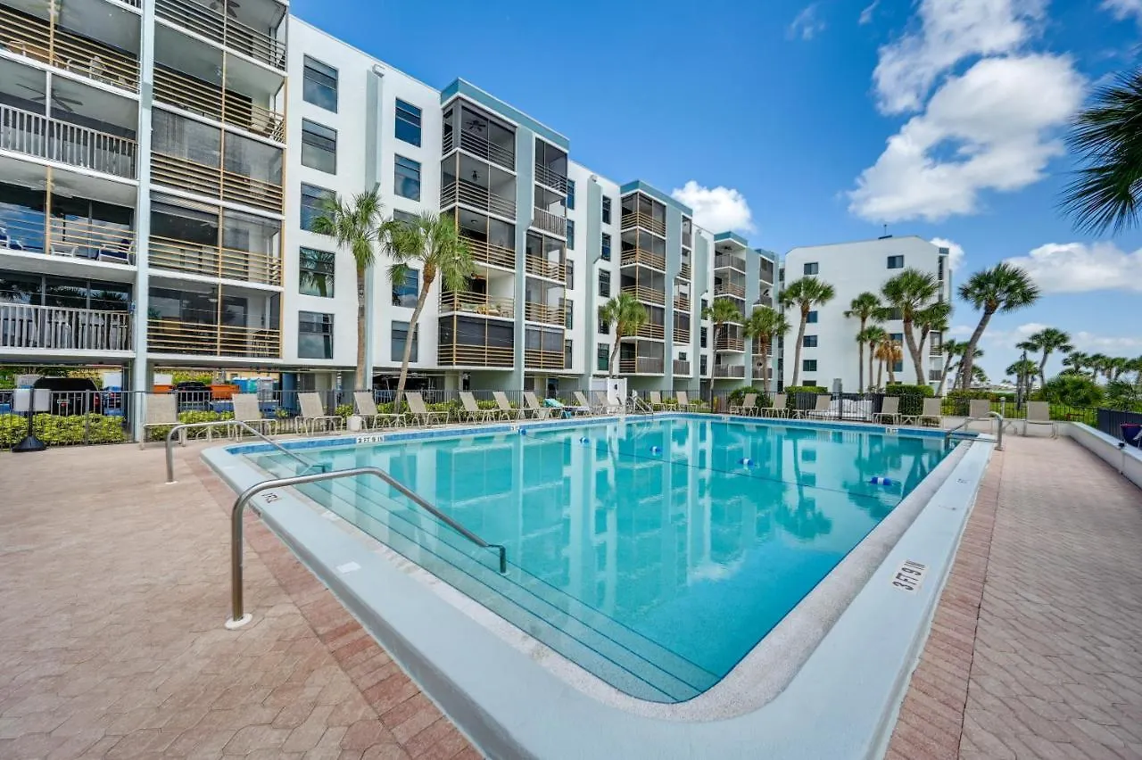 Apartment Coastal With Club Amenities!