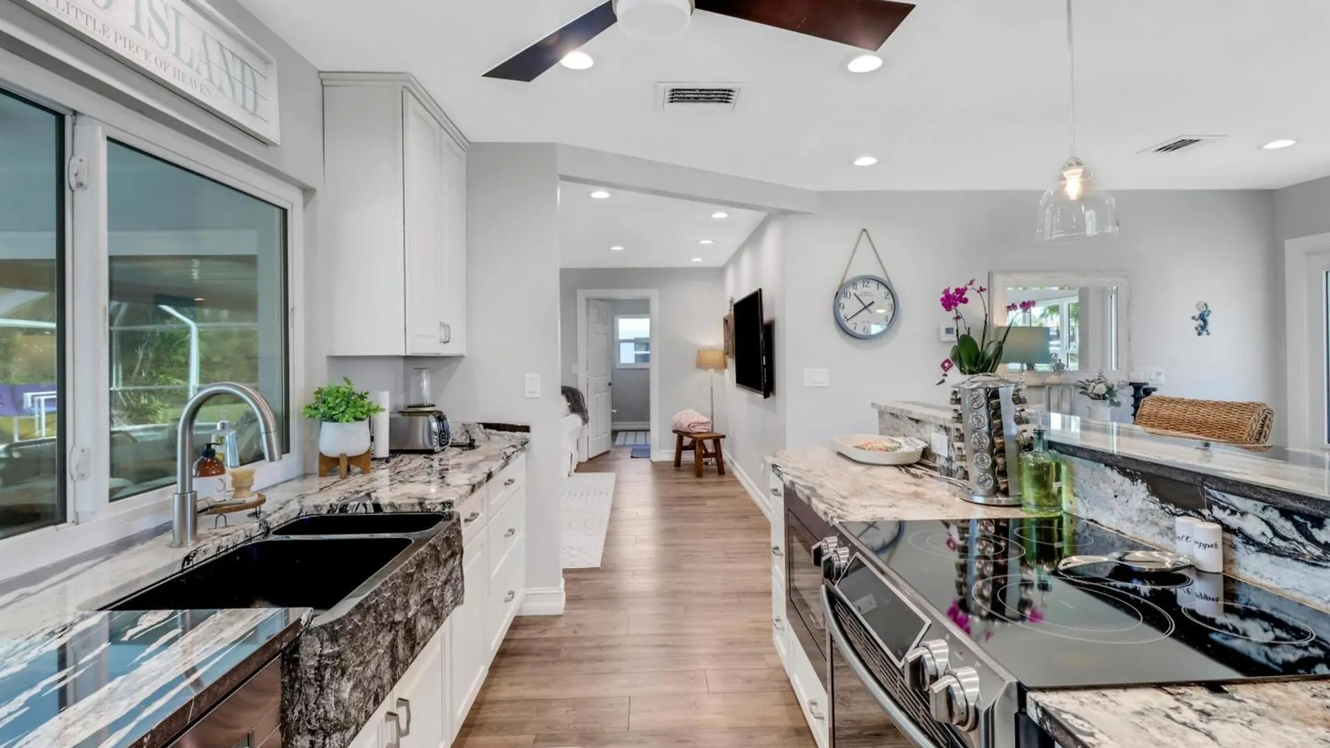 Inviting Lakeview L Pool L Close To Beaches ליבוניה