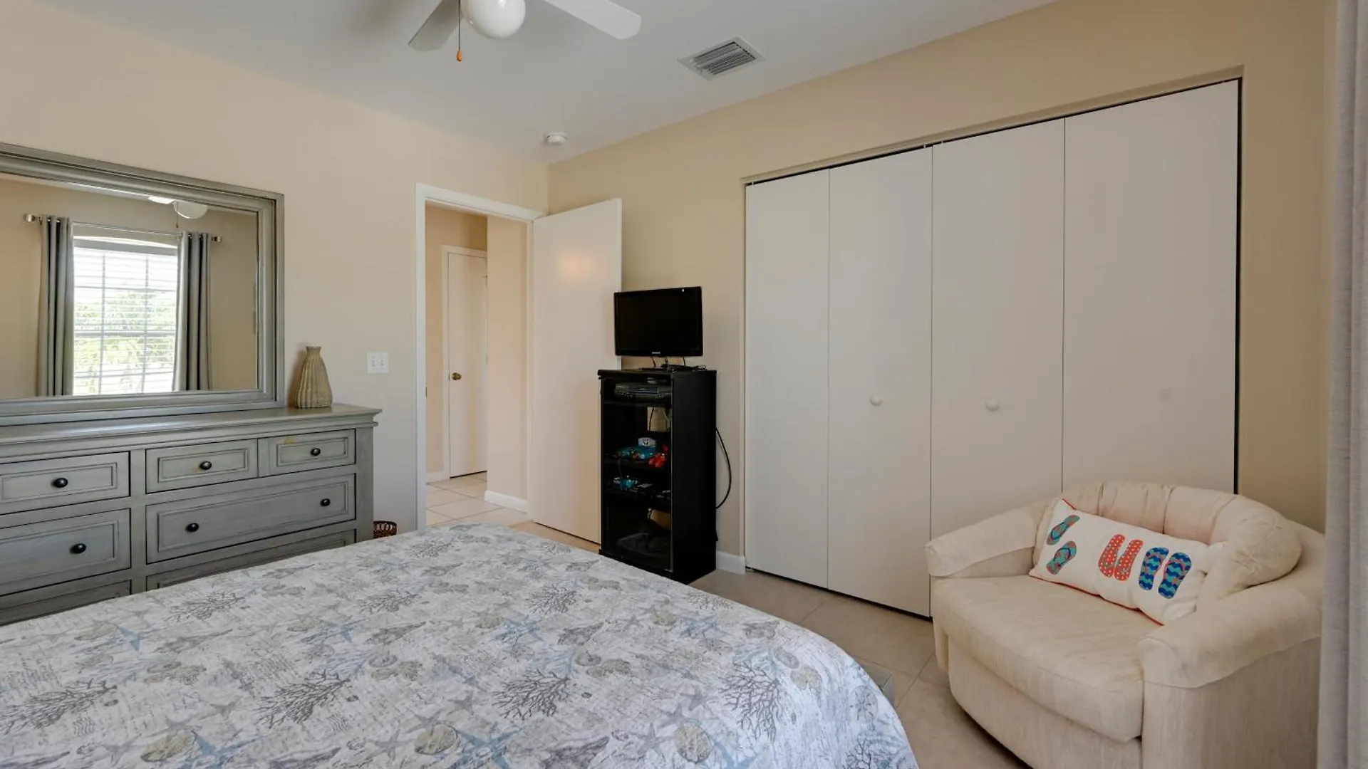Sunny House Less Than 3 Blocks To Beach! Holiday home *