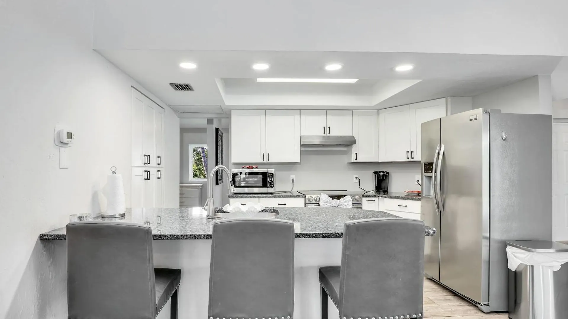 5 Beds 3 Bdr 2 Bath Heated Pool, Grill, Patio Semesterbostad