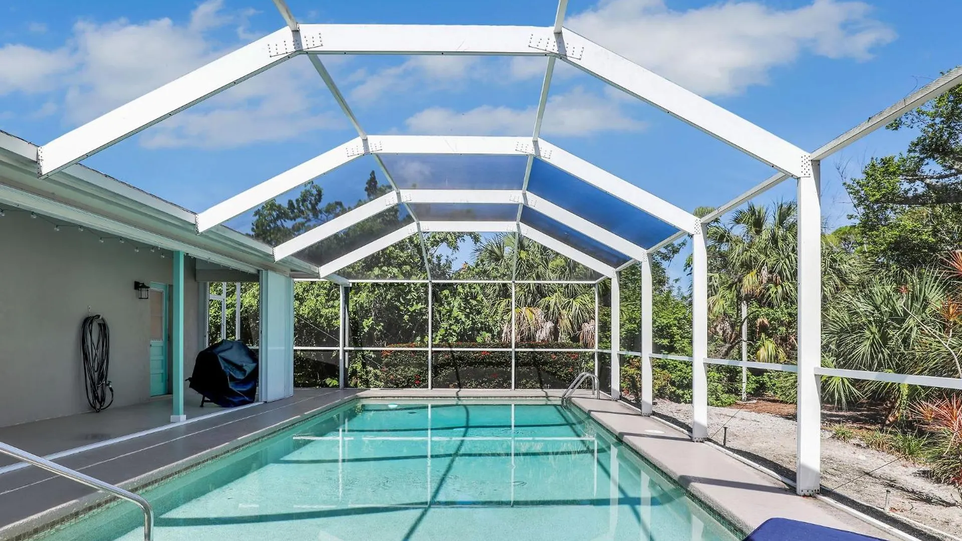5 Beds 3 Bdr 2 Bath Heated Pool, Grill, Patio