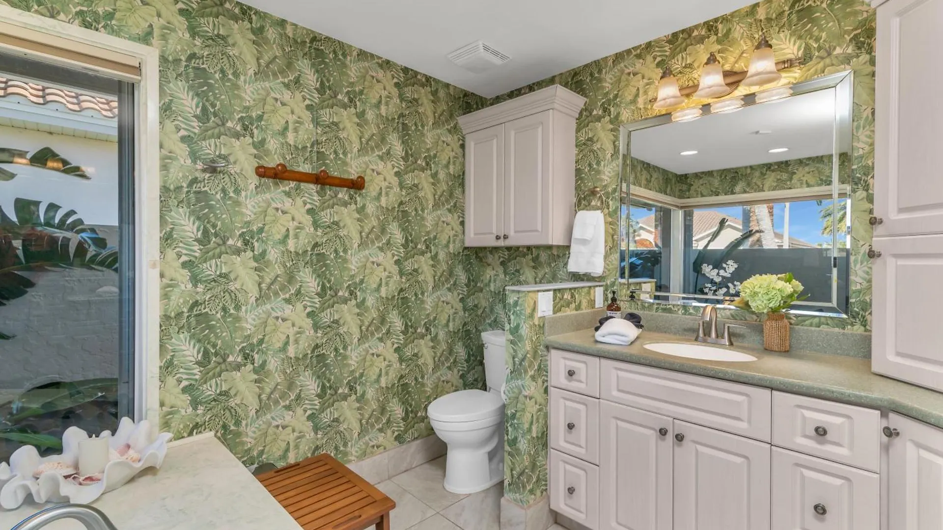 Charming 4 Bed Waterfront Escape W/ Pool And Dock