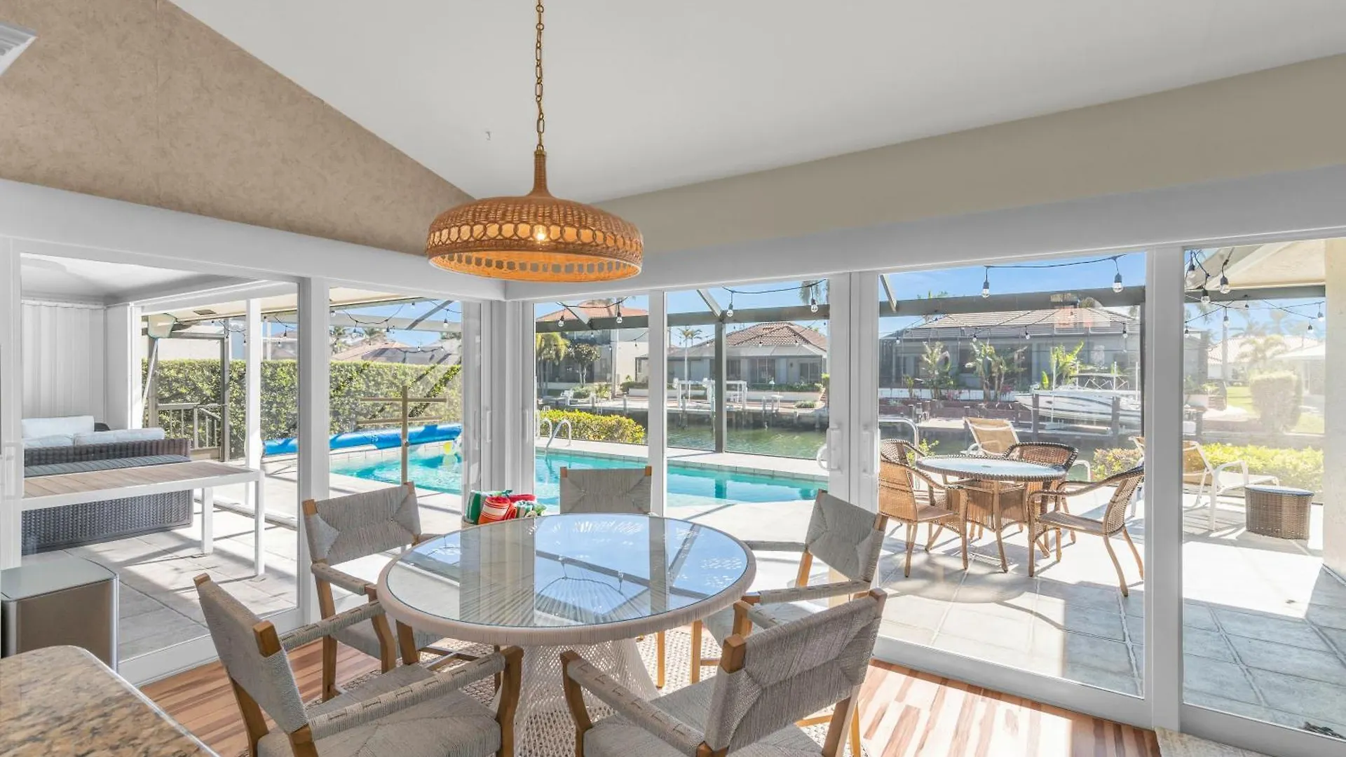 Charming 4 Bed Waterfront Escape W/ Pool And Dock بيت للعطل