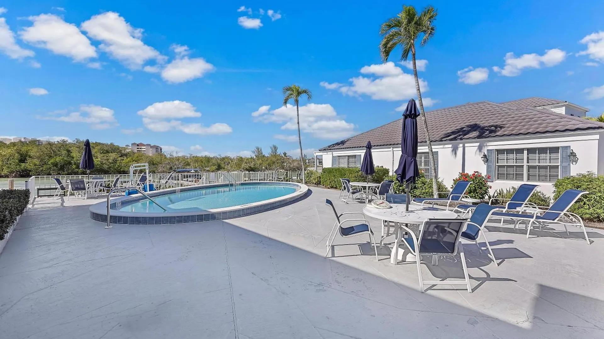 Pavilion Club Unit B-3 *