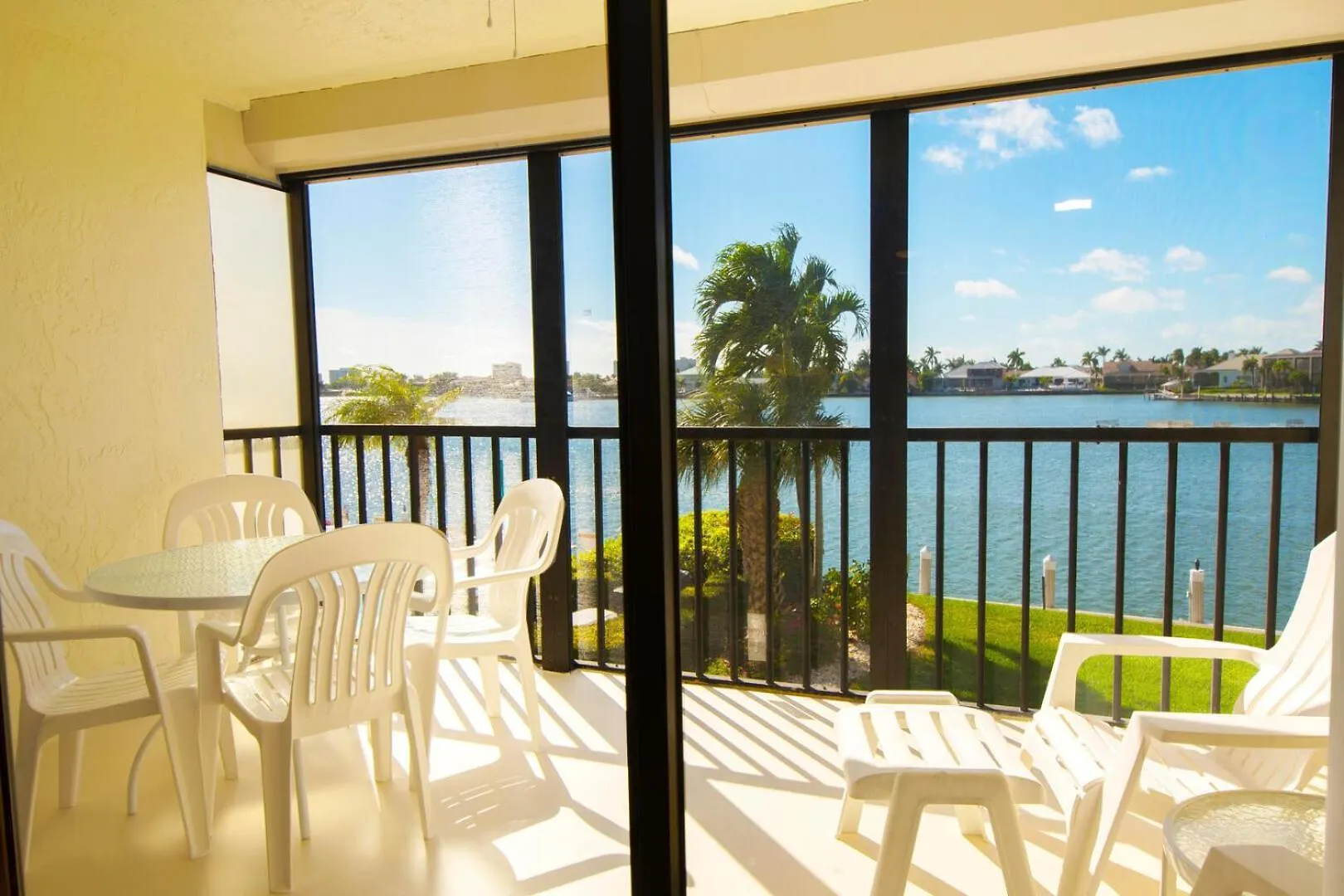 Bayside Club 207 *