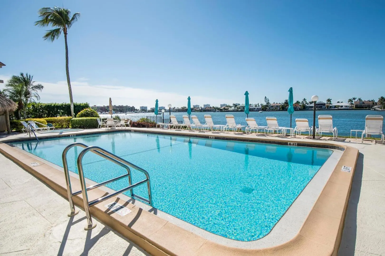 Bayside Club 207
