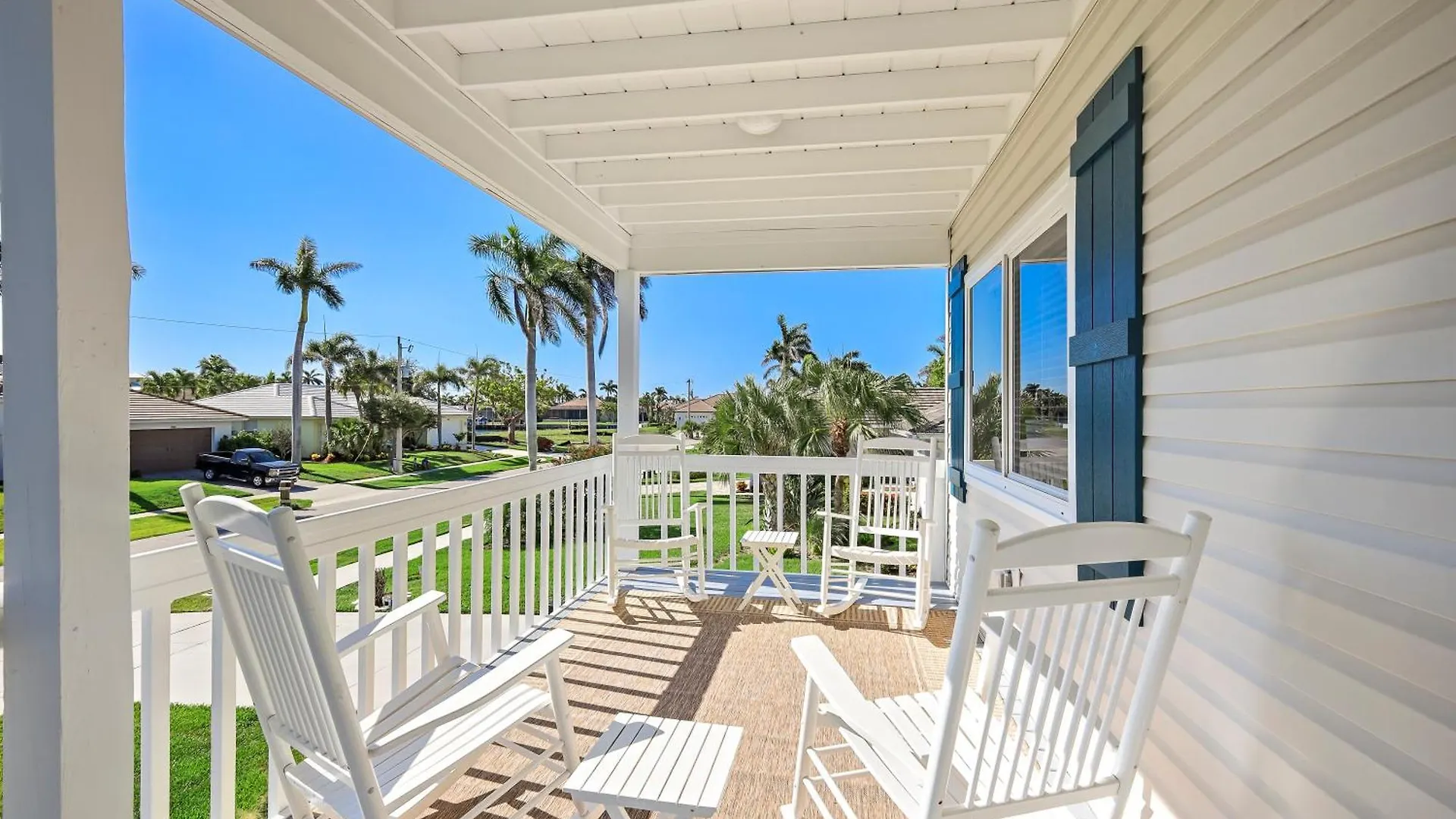 A Splash Of Paradise I Waterfront 3 Bed On